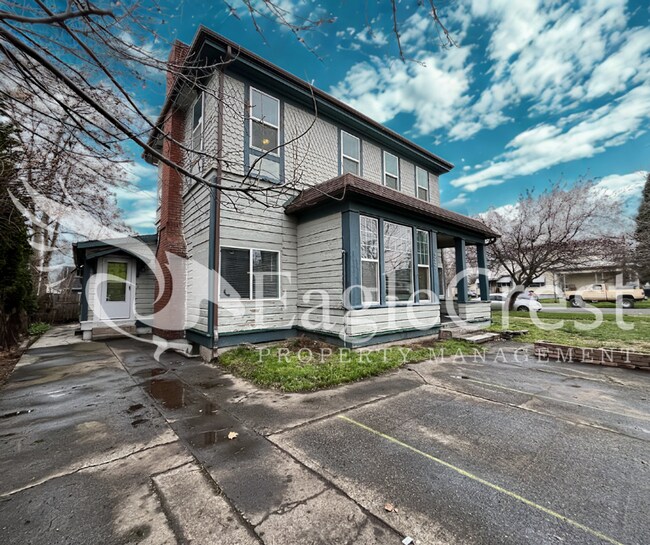 Foto del edificio - Comfortable 5 Bedroom Home with Modern Touches, Large Bedrooms & Front Porch