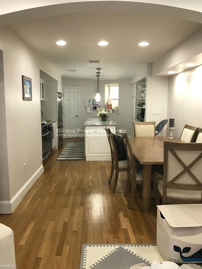 Foto del edificio - 2 br, 2.5 bath  - 17 Braddock Park Apt 1