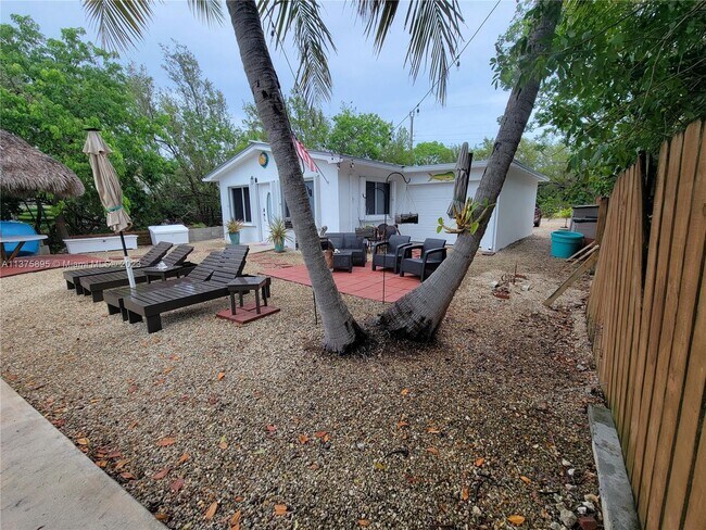 Building Photo - 221 Jolly Roger Dr