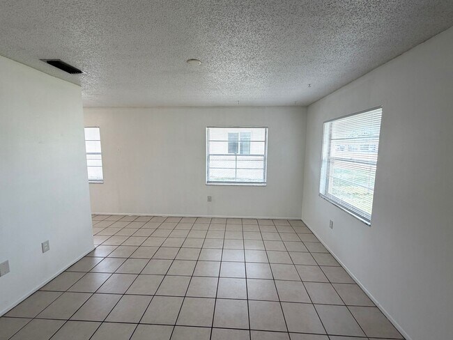 Foto del edificio - 4019-4023 60th Street West