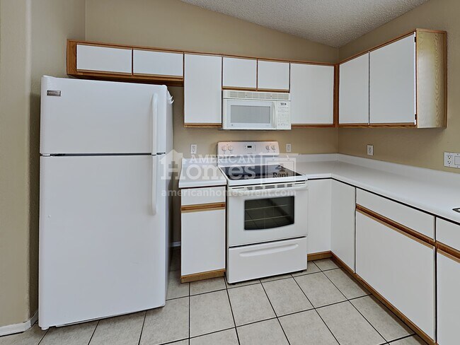 Building Photo - 9050 E Glenmont Dr