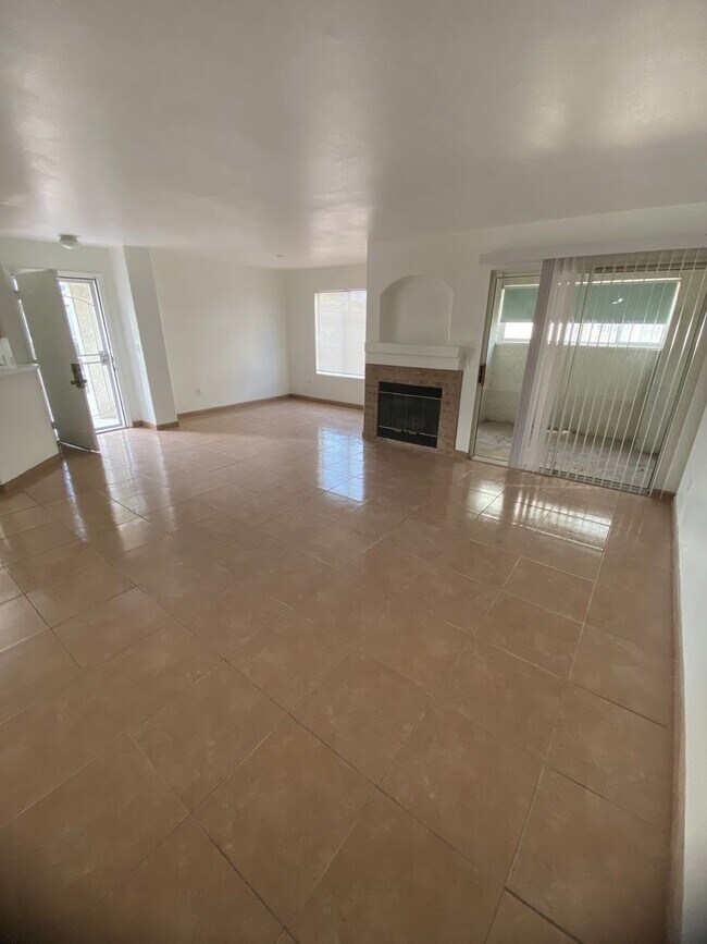 Foto del edificio - AMERICANA Property Mgmt - Downstairs 2 beds Condo near NLV airport