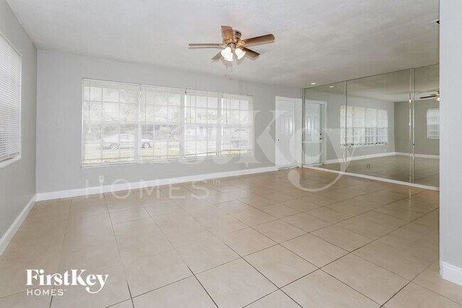 Building Photo - 4962 Pineaire Ln
