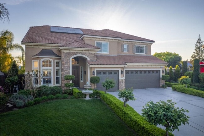 Building Photo - Spacious Home on Oversized Lot with Pool and Solar!