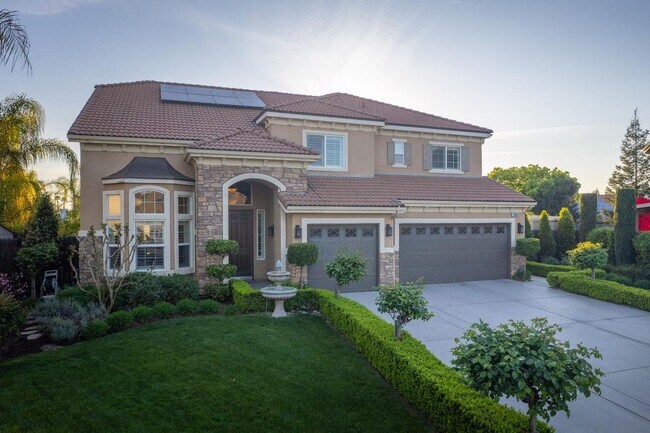 Foto del edificio - Spacious Home on Oversized Lot with Pool and Solar!