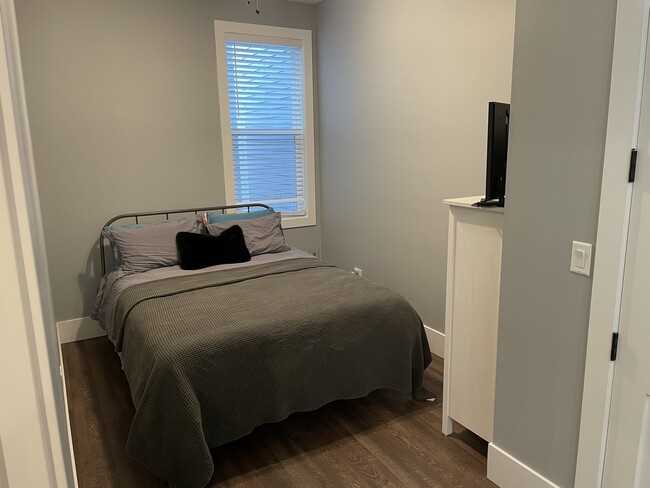 Building Photo - 1841 W School St