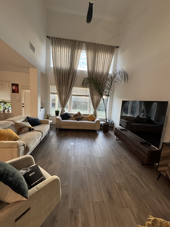 Foto del edificio - 920 Ray Berglund Blvd