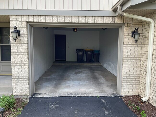one car garage - 419 Peachtree Cir