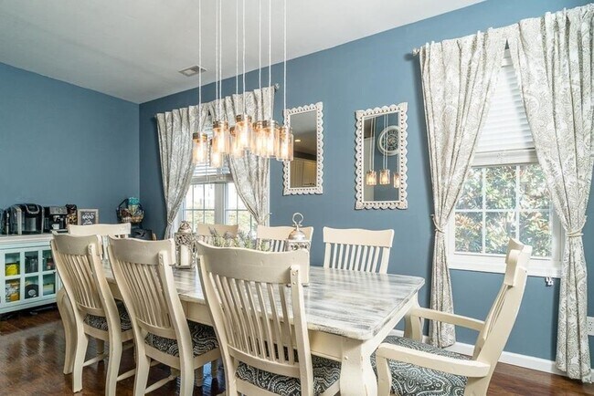 Foto del edificio - Spacious Luxury Townhome! Outstanding Location!