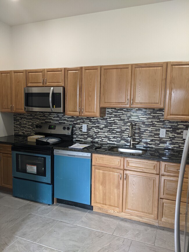 Unit 4 Kitchen - 518 N State St