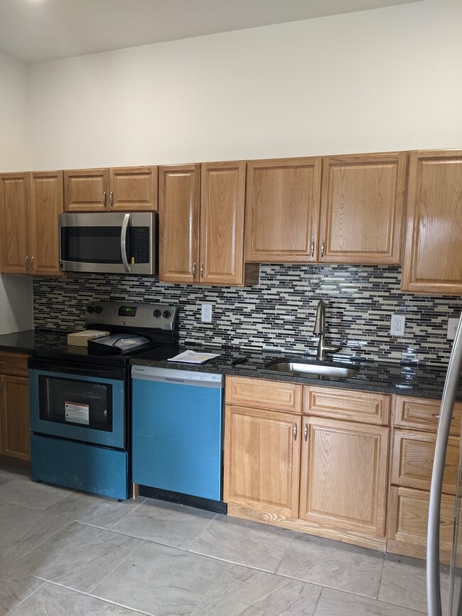 Unit 4 Kitchen - 518 N State St