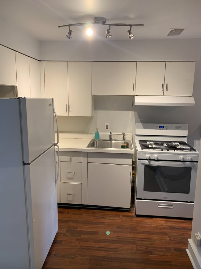 Kitchen - 619 Fitzwater St