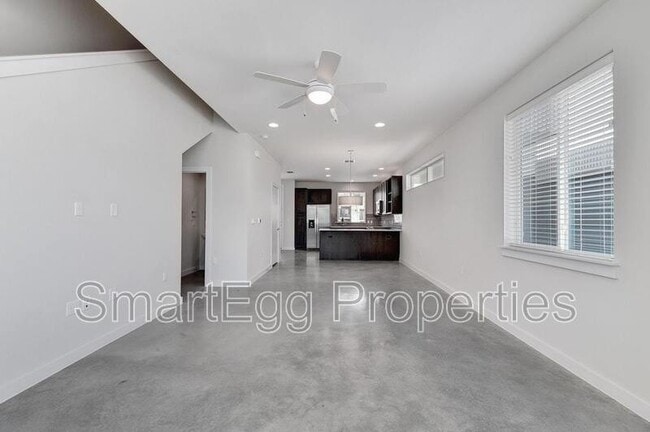 Building Photo - 801 N Bluff Dr
