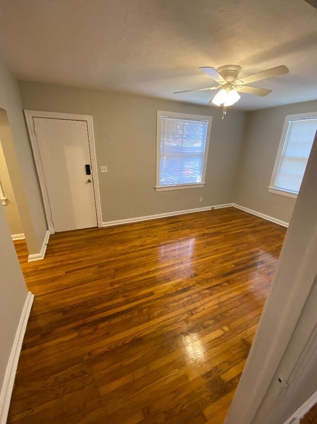 Puerta principal del salón - 2741 Riverside Ave