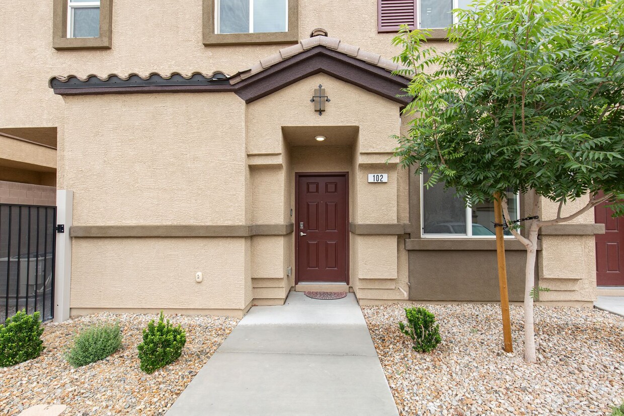Primary Photo - Newer three bedroom unit in gated communit...