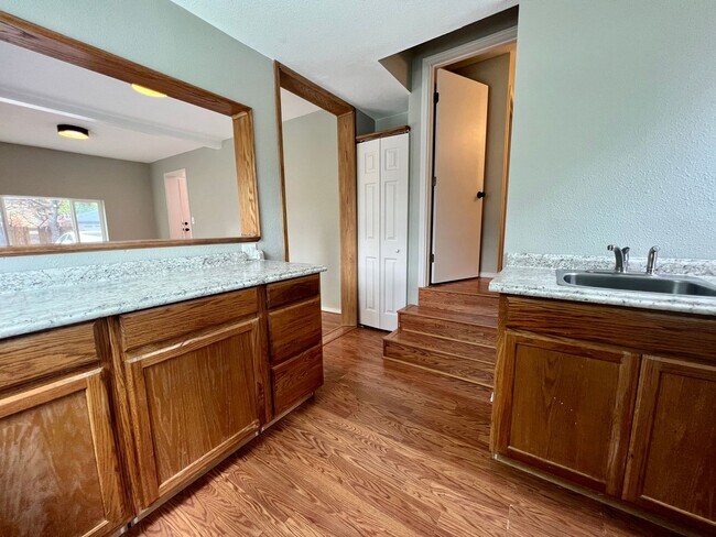 Foto del edificio - LOVELY MILWAUKIE DUPLEX W/ YARD!