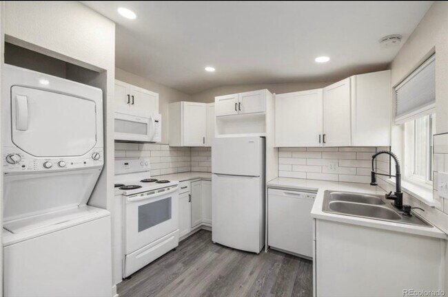 Foto del edificio - 7809 Greenleaf Ln