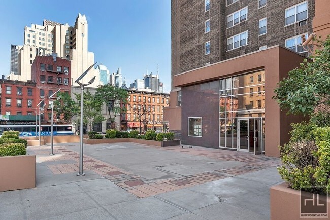 Building Photo - 747 10th Ave