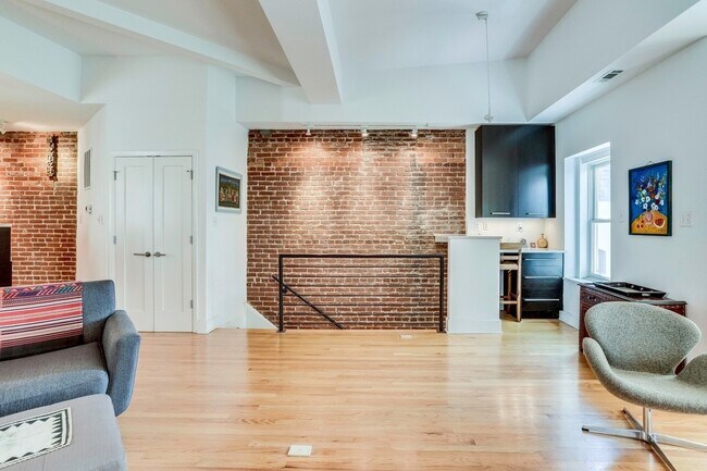 Building Photo - Stunning Sun-Drenched Penthouse in Perfect...