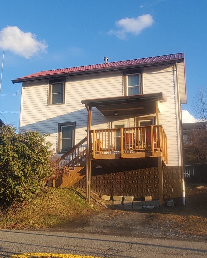Primary Photo - 368 Gilmore St