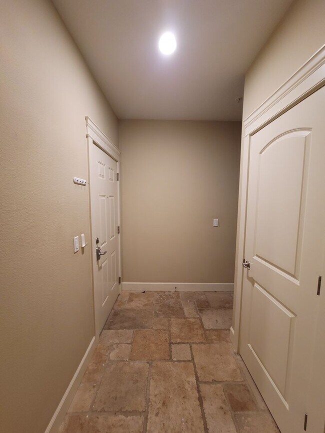 Building Photo - Contemporary Condo in Johns Landing