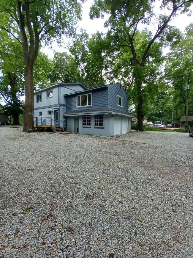Building Photo - Three Bedroom on the River
