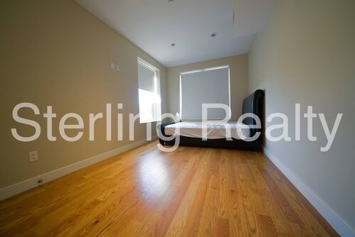 Building Photo - 2704 Hoyt Ave S