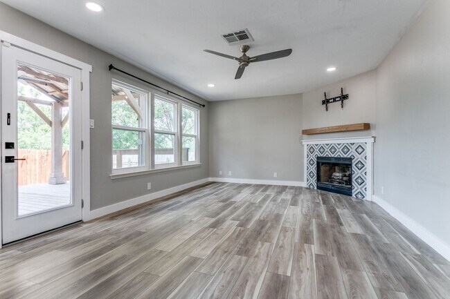 Building Photo - RENOVATED, CONTEMPORARY HOME IN PARKSIDE