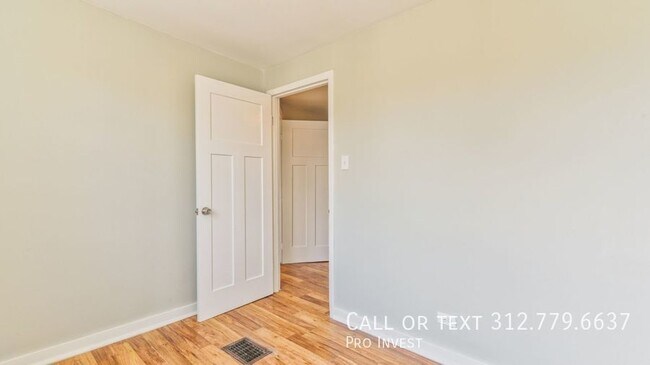 Building Photo - Solid Brick 3-bed 1-bath with hardwood flo...