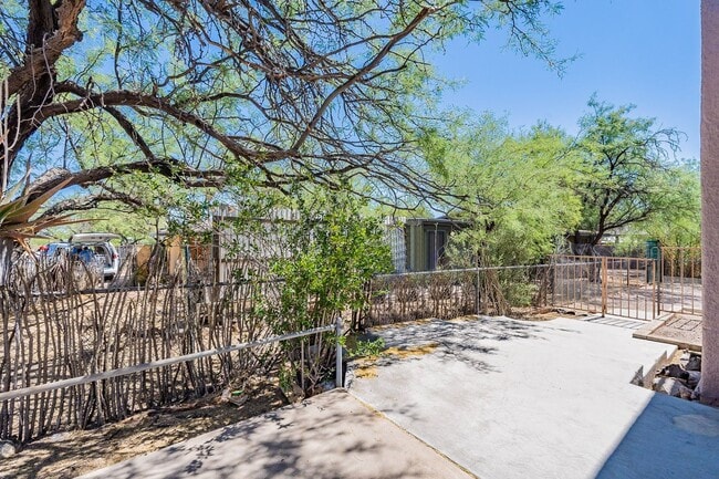 Photo - 1926 N Fremont Ave Apartment