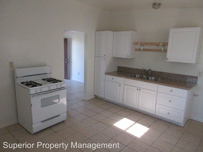 Building Photo - 2 br, 1 bath Apartment - 916 W. Laurel St.