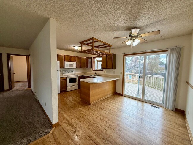 Foto del edificio - Large 4 Bedroom/2 Bath Bi-Level Home with attached 2 Car Garage in North Loveland