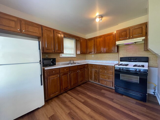 Building Photo - AVAILABLE NOW - 1 BEDROOM 1 BATH GARAGE AP...