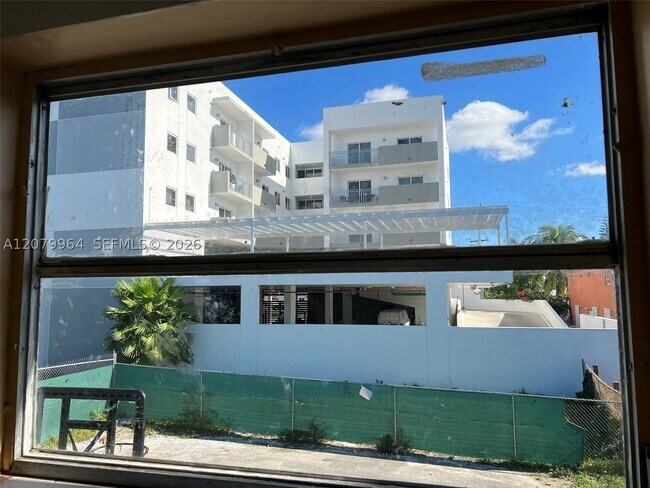Foto del edificio - 633 NW 23rd Pl