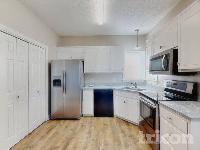 Foto del edificio - 622 Commander Dr