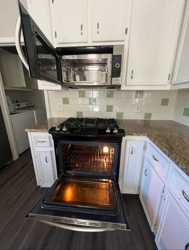 Foto del edificio - Charming 3-Bed Home with Pool in Harris Br...