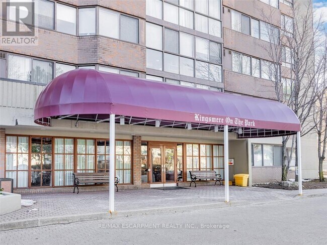 Photo du bâtiment - 880 Dundas St W