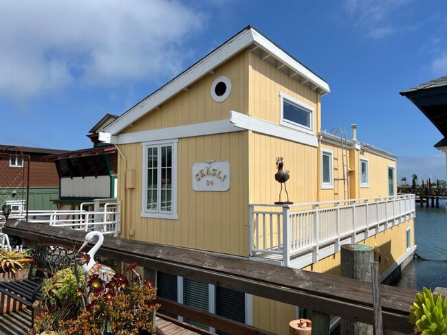 Building Photo - Adorable Sausalito Houseboat Fully Furnish...