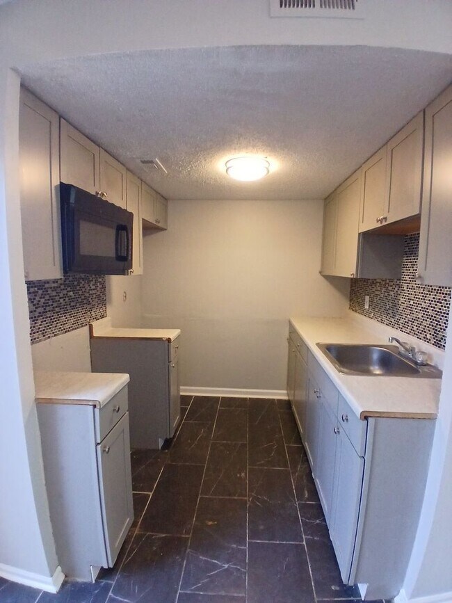 Foto del edificio - Updated 2 Bedroom 1.5 Bath Townhome