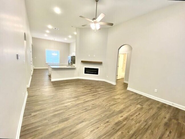 Building Photo - Now Leasing a 5-bedroom 3 bath home on Byh...