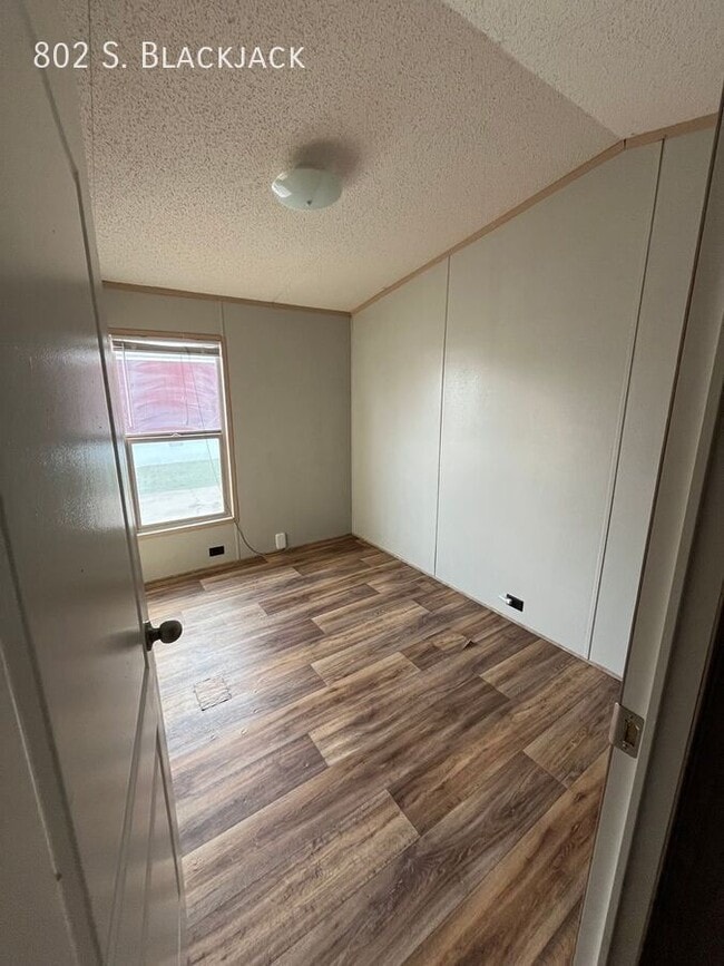 Foto del edificio - 802 S. Blackjack-