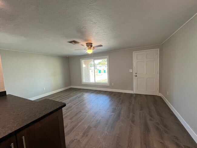 Foto del edificio - $1,795 ** Annual ** Available 5/15/26 ** Recently Upgraded **3 Bedroom / 2 Bath * Port Charlotte