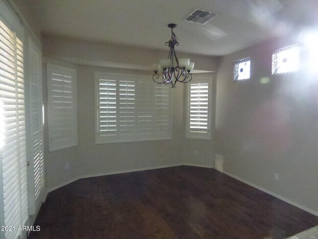 Foto del edificio - 573 S 219th Ln