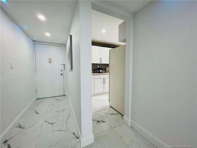 Building Photo - 10044 S Ocean Dr
