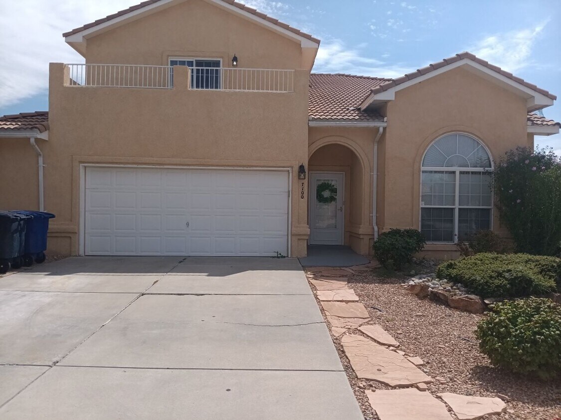 Foto principal - 5 bedrooms, 3 Bath House! Located On NE Si...