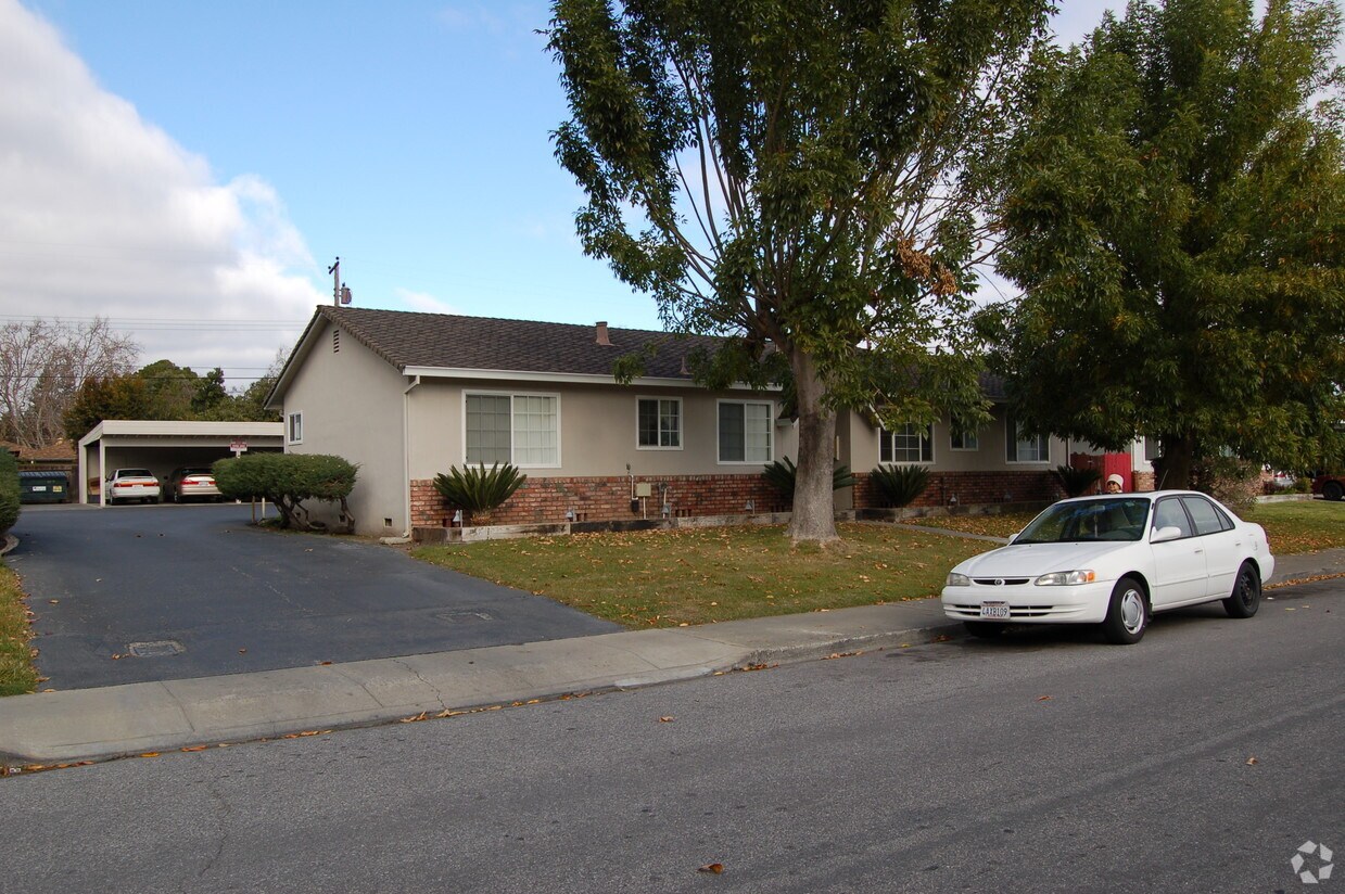 Building Photo - 2165 Royal Drive