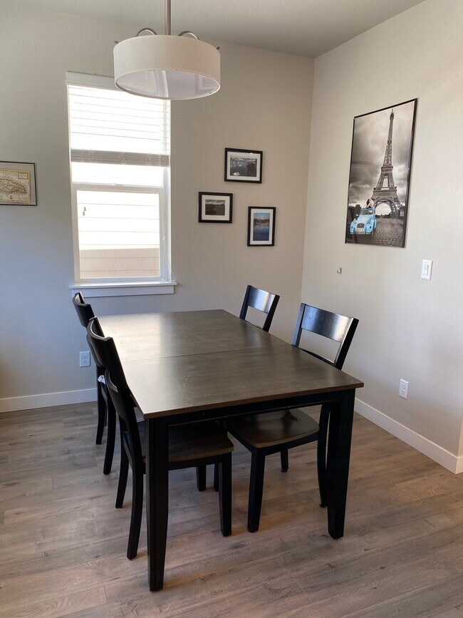 Foto del edificio - 12713 E Dickenson Ave