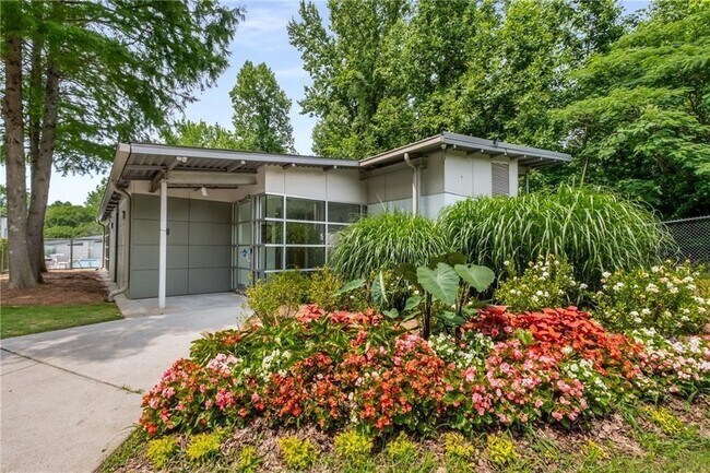 Foto del edificio - 1380 Stirling Cir NW
