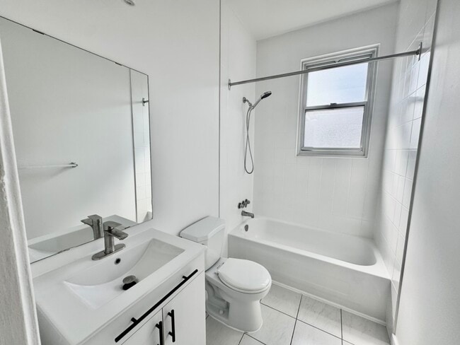 Building Photo - 3855 Av Northcliffe