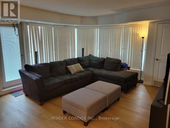 Photo du bâtiment - 920-920 Sheppard Ave W
